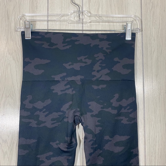 Spanx Look At Me Now Seamless Cropped Legging Camo size M Medium - Picture 7 of 11